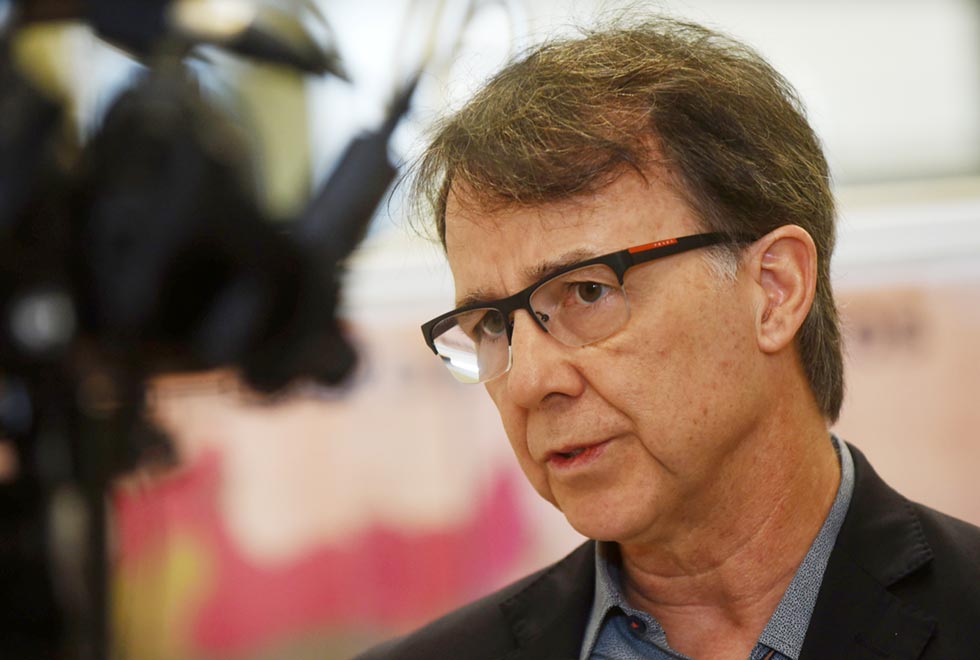 Sérgio Salles, diretor do Instituto de Geociências da Unicamp, na exposição Dinossauros (?) x