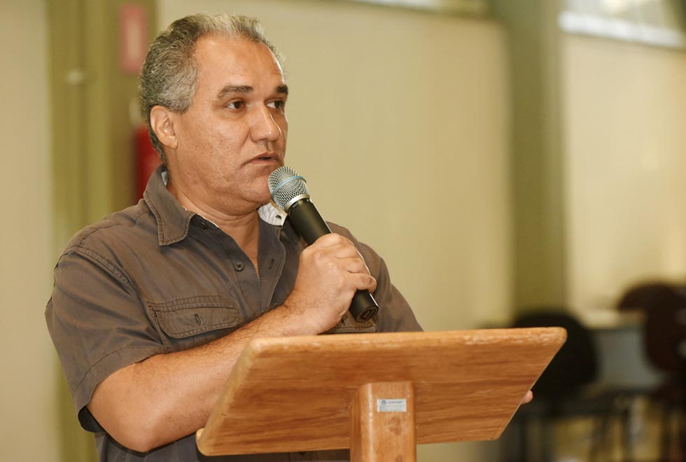 Professor Alfredo Borges de Campos, coordenador do departamento de Geologia e Recursos Naturais do Instituto de Geologia da Unicamp, na exposição Dinossauros (?) x