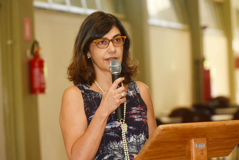Malu Arruda, diretora de Cultura, na exposição Dinossauros (?) x