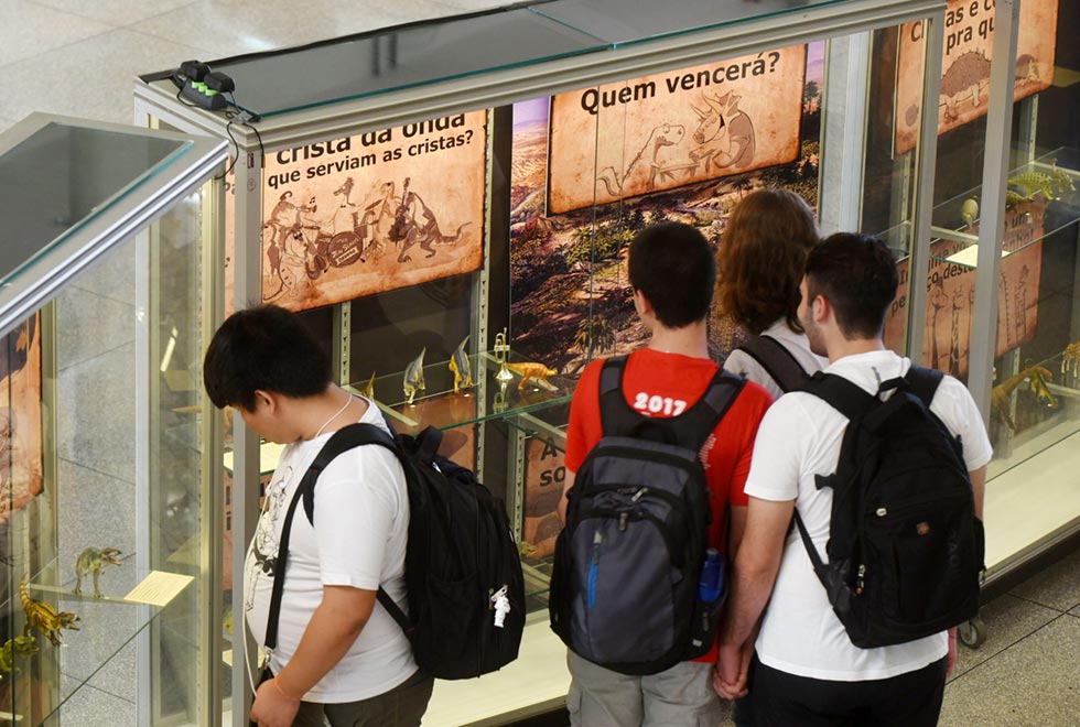 Exposição Dinossauros (?), no saguão do Instituto de Geociências da Unicamp x