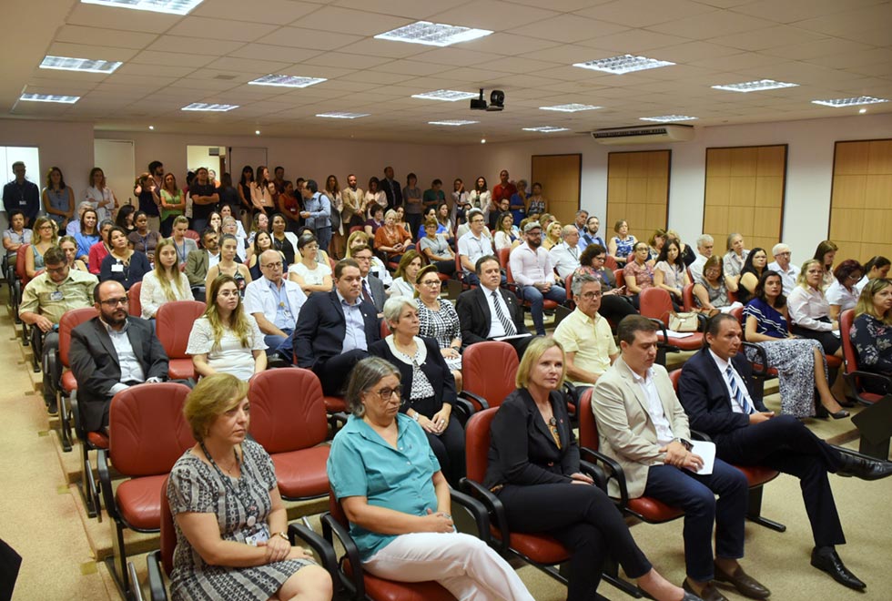 Participantes da cerimônia dos 32 anos do Caism