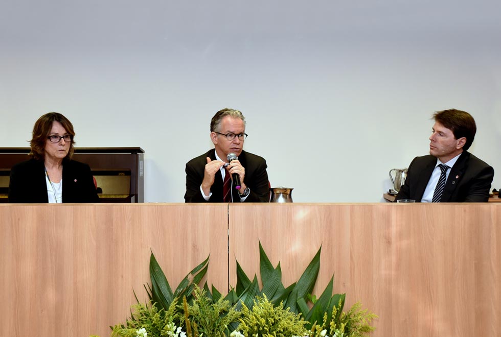 Reitor Marcelo Knobel em cerimônia dos 32 anos do Caism