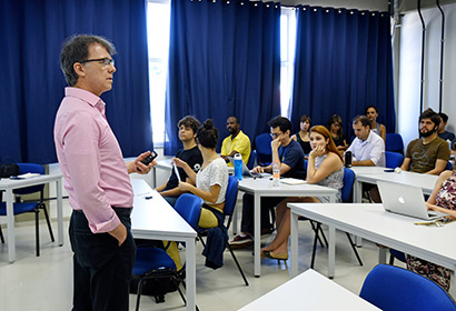 O professor Sergio Salles Filho frente aos alunos em sala de aula