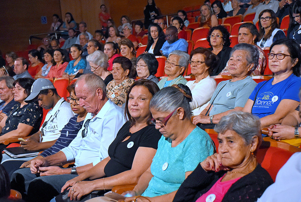 Público acompanha abertura das atividades do Programa UniversIDADE em Paulínia Público acompanha abertura das atividades do Programa UniversIDADE em Paulínia