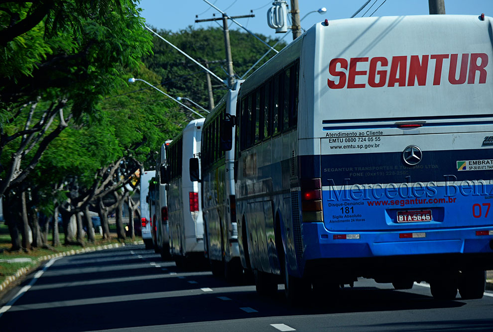 Ônibus chegam com as caravanas no campus no UPA 2016