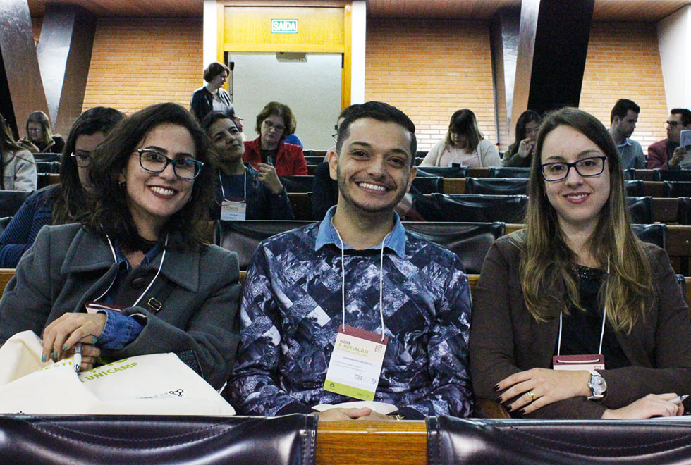 Marjorie Oliveira (à esq.), Leonardo Borges e Talita Carreiras, da cidade de Franca (SP) Audiodescrição: Em auditório, imagem frontal e em plano médio, três pessoas sentadas em cadeiras, uma ao lado da outra, sendo que todas sorriem. Todas usam crachá de identificação no pescoço e mantêm os braços cruzados à frente. Às costas deles, há outras pessoas sentadas em cadeiras que formam várias fileiras horizontais. Imagem 1 de 3.