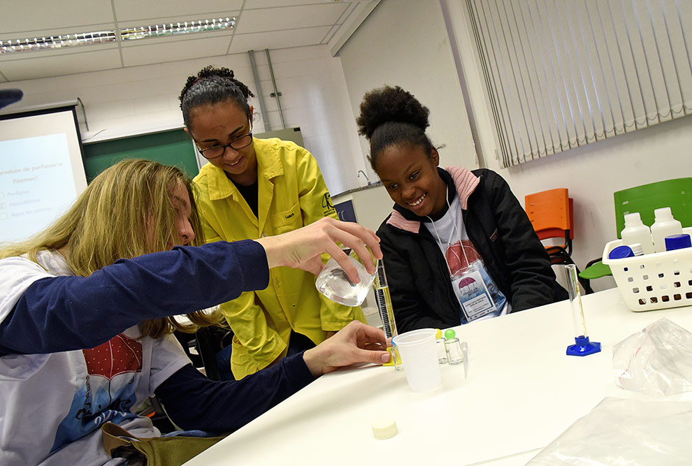 Alunos aparecem fazendo experimento em oficina de perfumes