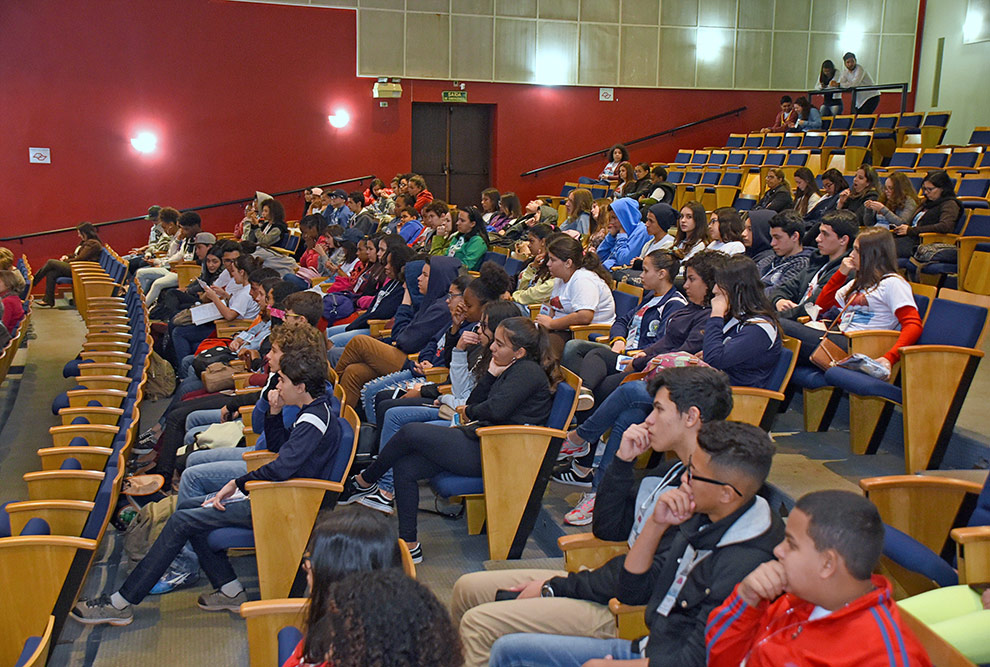 No auditório da FCM a plateia acompanhou a abertura Jovens participantes do programa ocupam a plateia do auditório
