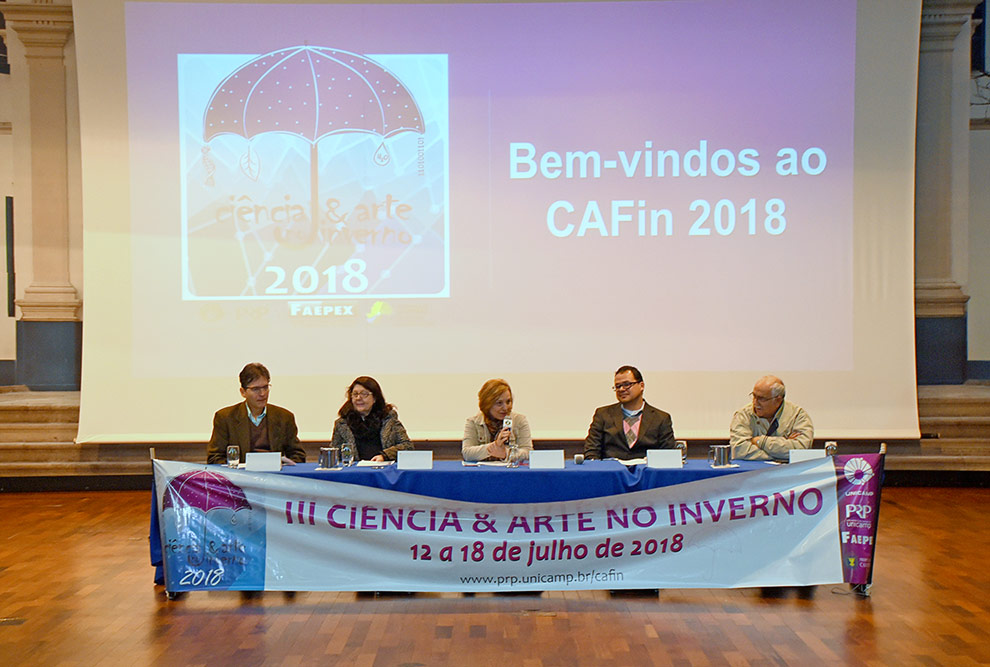 Mesa de autoridades na cerimônia de abertura