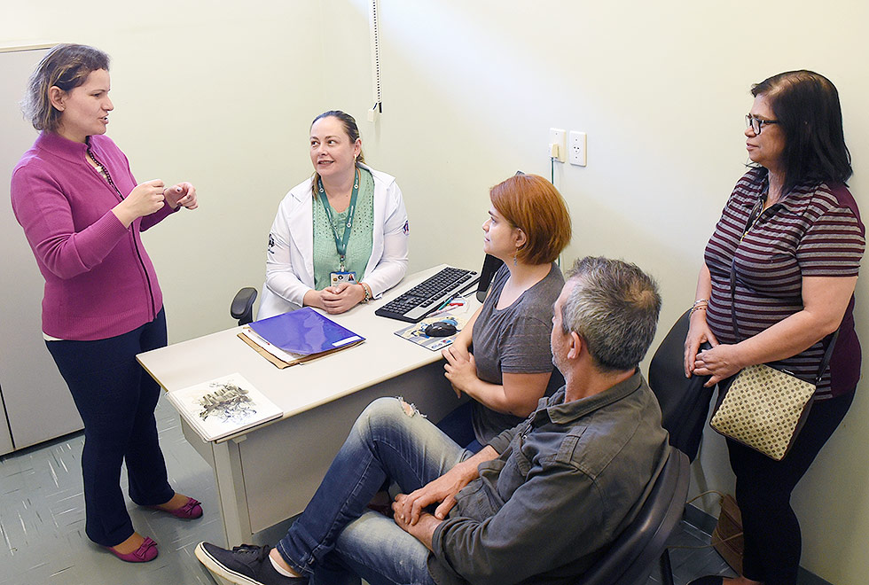 Luana Albuquerque em consulta no HC para implante coclear