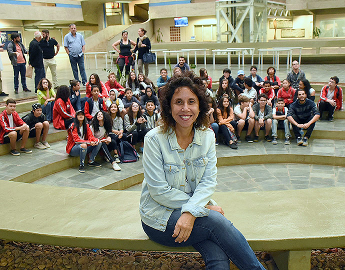 Laura Letícia e os alunos no IMEEC 