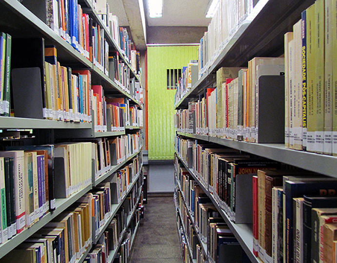 Parte do acervo da biblioteca do Centro de Memória da Unicamp