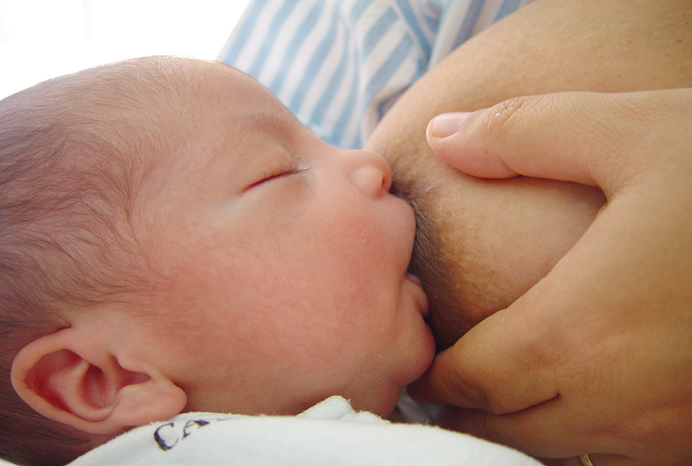 Amamentação exclusiva: benefícios ao bebê e à mãe