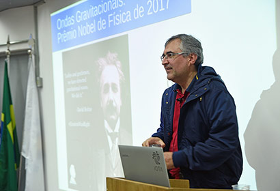 Alberto Saa durante palestra no evento "Física pra Curiosos" Alberto Saa durante palestra no evento "Física pra Curiosos"