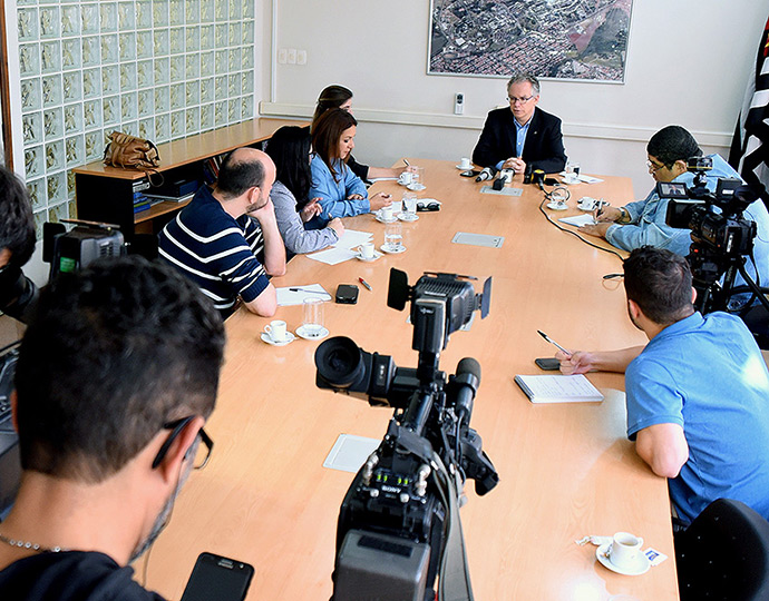 O reitor Marcelo Knobel participa de coletiva de imprensa 