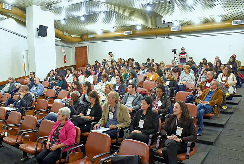 Profissionais, pesquisadores e estudantes acompanham o ENECCAMP