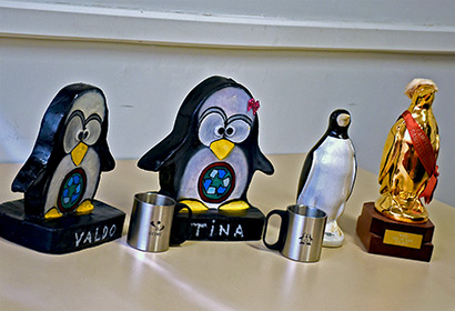 Pinguins e canecas de inox são itens da campanha permanente CCUEC Sustentável