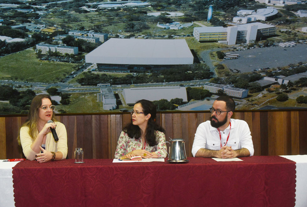 Jacqueline Sinhoretto (Ufscar), Muriel Gavira (FCA) e Frederico de Almeida (IFCH)evento. A loira é a  ( co-organizadora)