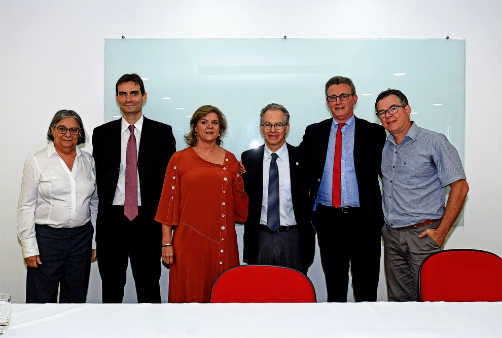 Teresa Atvars, Julian Martinez, Mirna Gigante, Antonio José de Almeida Meirelles e Flávio Schmidt após a cerimônia Diretores e reitores
