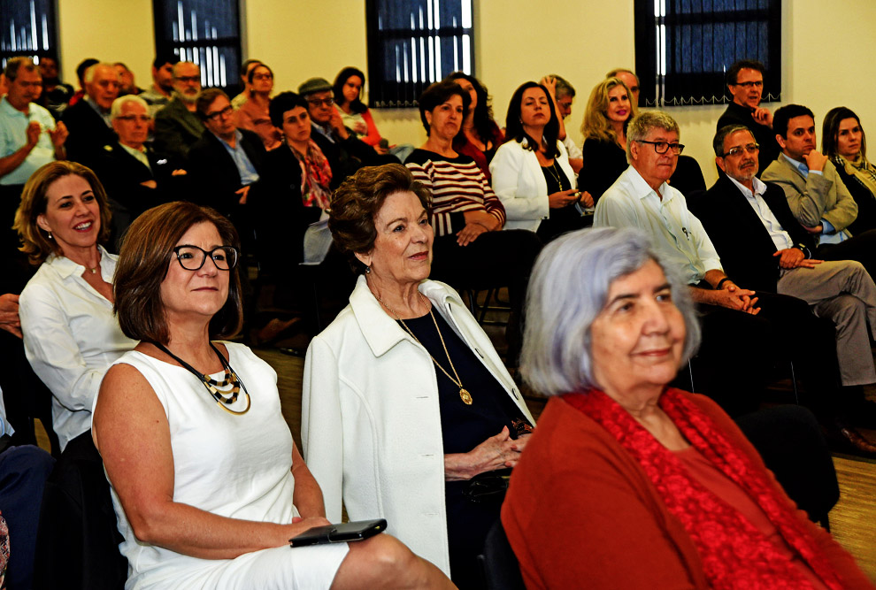 Familiares da nova diretora acompanham a cerimônia Mãe da nova diretora