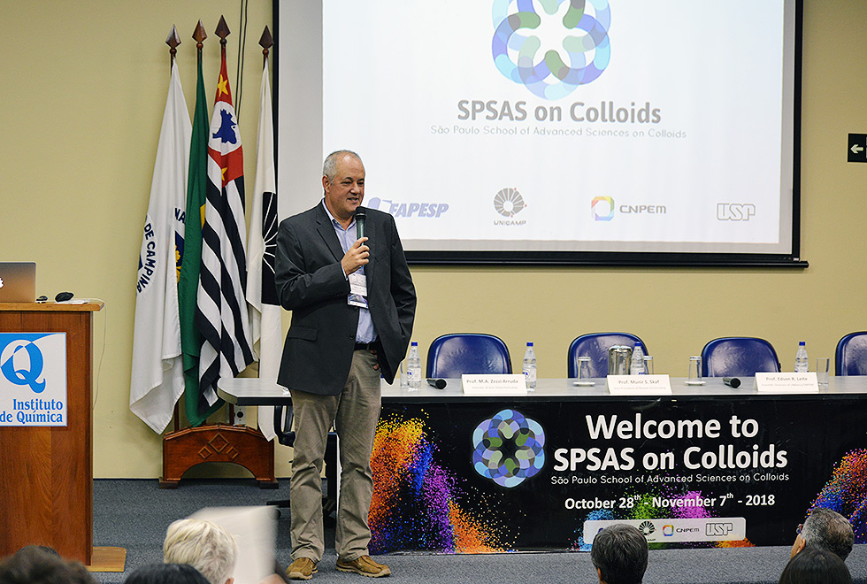Watson Loh, professor do Instituto de Química da Unicamp e coordenador da ESPCA sobre Coloides Watson Loh, professor do Instituto de Química da Unicamp e coordenador da ESPCA sobre Coloides