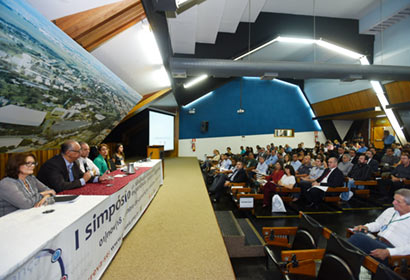Simpósio discutiu vivência universitária Simpósio discutiu vivência universitária