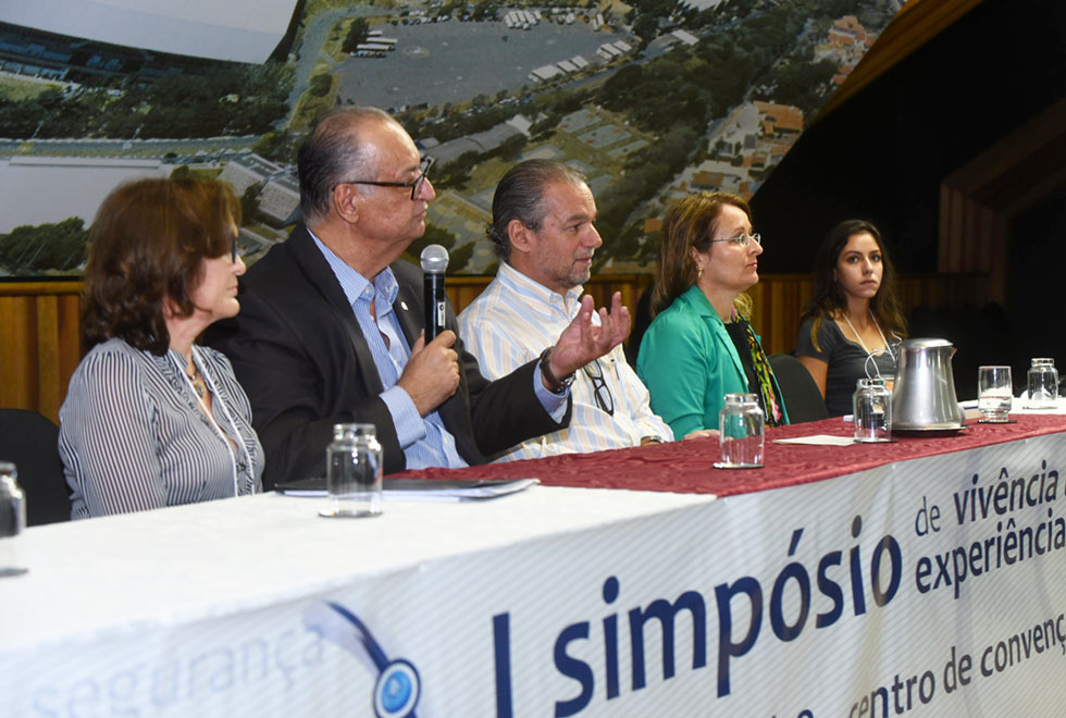 Mesa de abertura do Simpósio de Vivência Universitária Mesa de abertura do Simpósio de Vivência Universitária