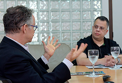 O reitor Marcelo Knobel em reunião com o deputado Wellington Moura