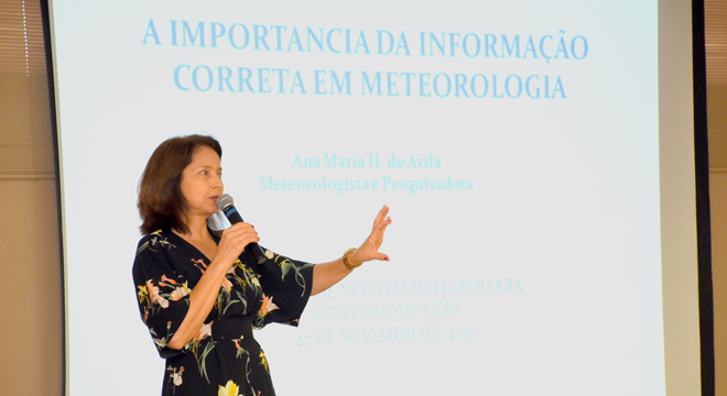 A pesquisadora Ana Ávila, do Cepagri em frente ao telão durante sua fala