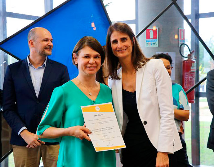 A gerente do Parque Científico e Tecnológico da Unicamp e Incamp, Mariana Zanatta (esq.) recebeu o prêmio da Anprotec