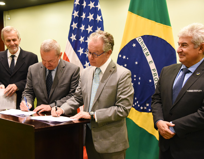 audescrição: reitor Marcelo Knobel, ministro Marcos Pontes e outros dois representantes do Fermilab 