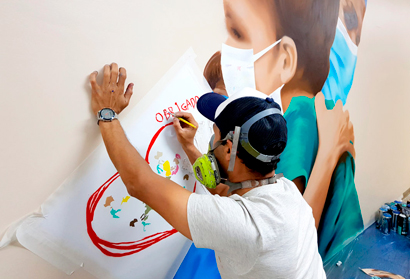 Artista de grafiti está pintando a parede do HC