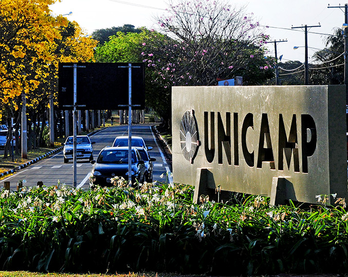 foto mostra placa da unicamp na entrada do campus
