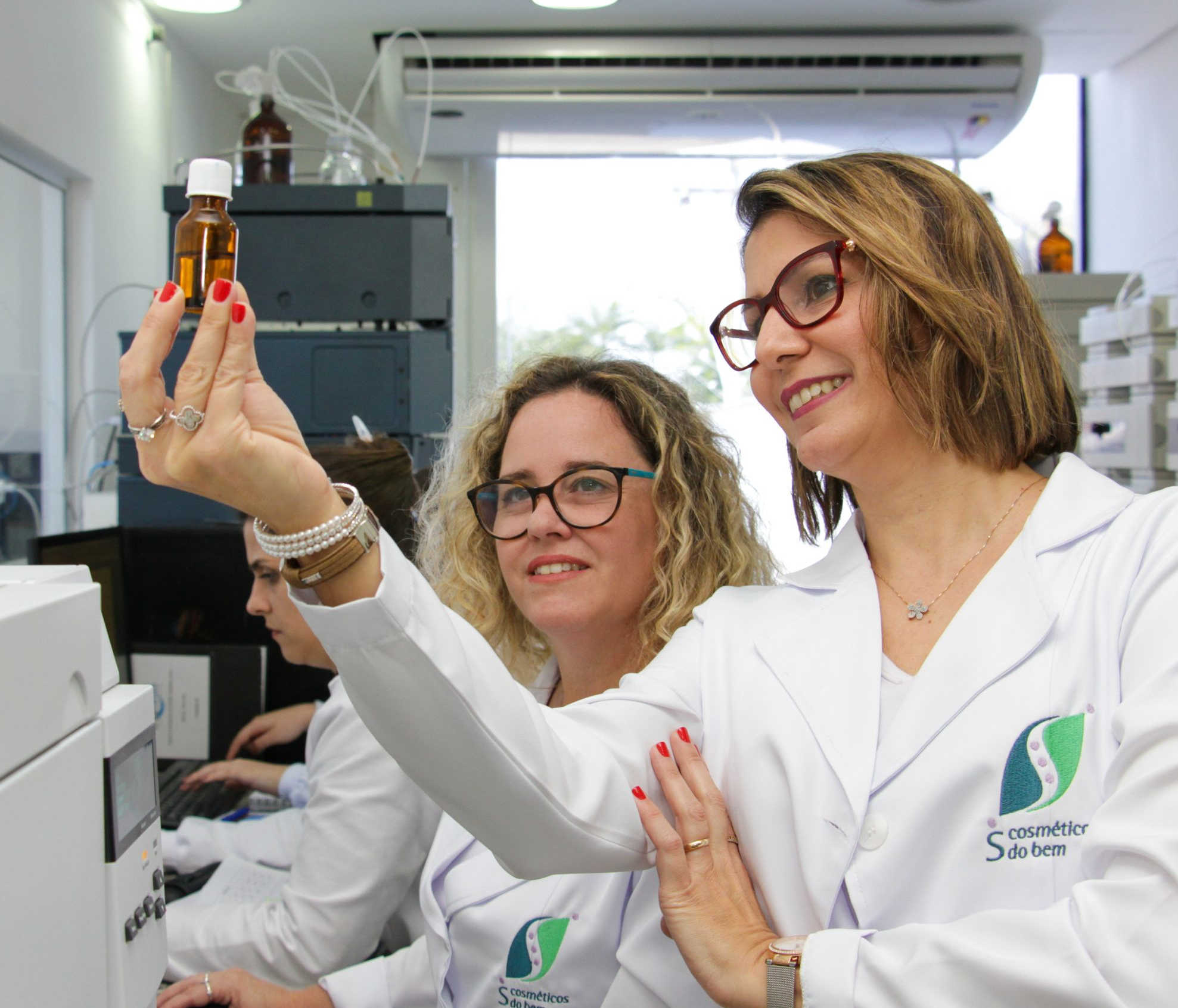 Duas pesquisadoras exibem fórmula do sérum com tecnologia patenteada