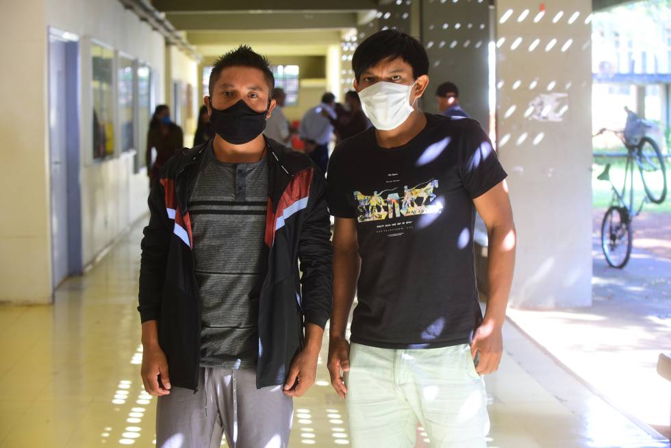 Candidatos Aré Jurupa (máscara preta) e Assafu Kuikuro (máscara branca), ambos do Território do Xingú:  viagem de uma semana para chegar em Campinas 