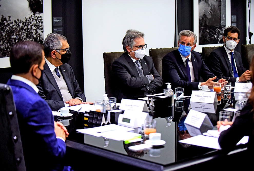 foto mostra representantes de entidades científicas em reunião com dória