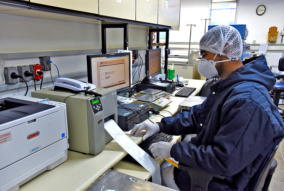 audiodescrição: fotografia colorida mostra trabalhador no hemocentro da unicamp