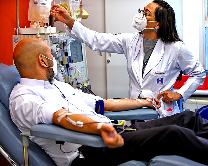 audiodescrição: fotografia colorida mostra doador de sangue no hemocentro