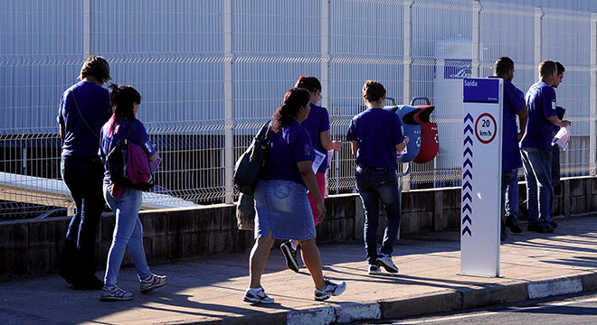 Operários na saída de empresa de tecnologia em Campinas; Rede pretende olhar atento à saúde mental do trabalhador