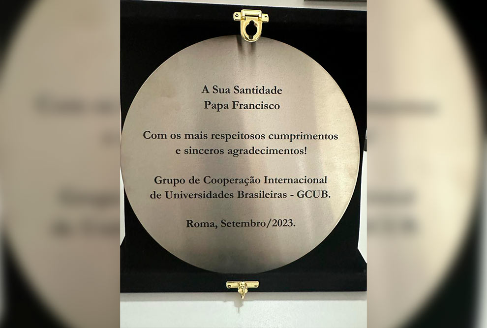 Verso da placa entrega ao Papa pelo GCUB