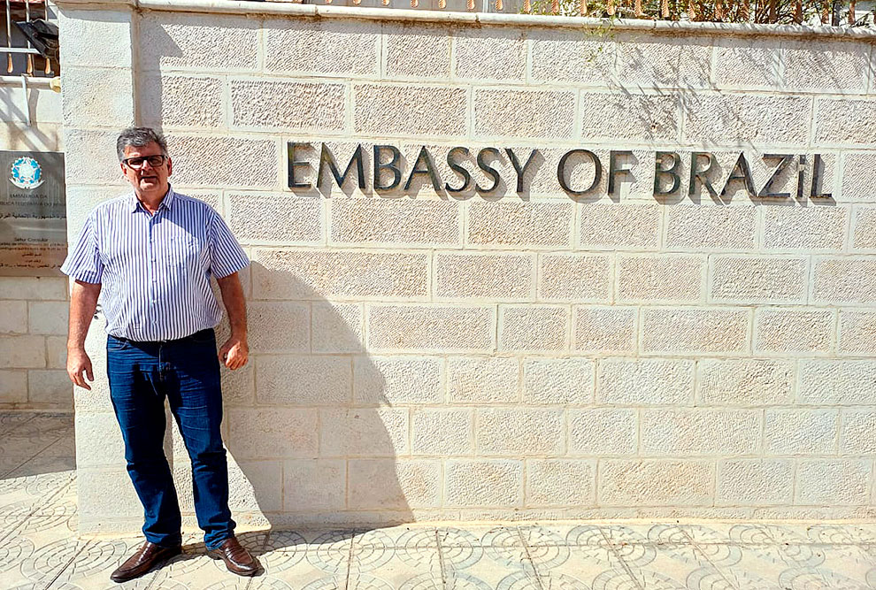 O professor Francisco Ladeira em frente a embaixada do Brasil em Amã, Jordânia (foto: arquivo pessoal)