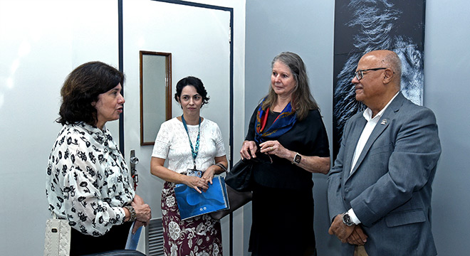 A médica geneticista Vera Lúcia G S Lopes (ao centro, à esquerda) durante encontro com a ministra Nísia Trindade (à esqueerda); também presentes a coordenadora-geral da Unicamp Maria Luiza Moretti e o pró-reitor de Extensão e Cultura, Fernando Coelho