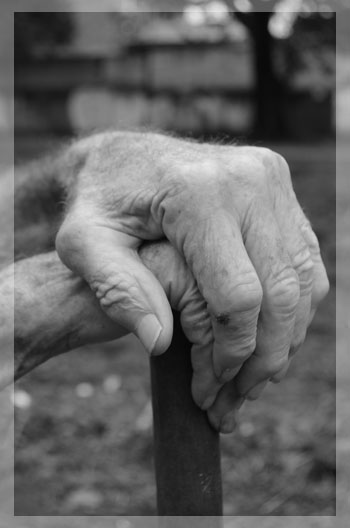 fotografia ilustrativa, mãos de um idoso 