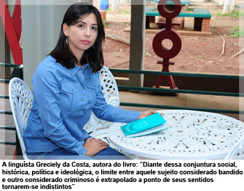A linguista Greciely da Costa, autora do livro