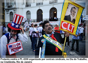 Protesto contra o PL 4330 organizado por centrais sindicais, no Dia do Trabalho, na Cinelândia, Rio de Janeiro