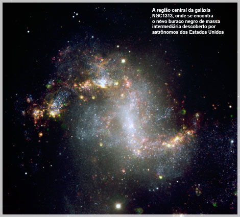 A região central da galáxia NGC1313, onde se encontra o novo buraco negro de massa intermediária descoberto por astrônomos dos Estados Unidos