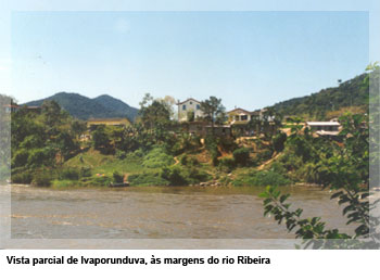 Vista parcial de Ivaporunduva, às margens do rio Ribeira