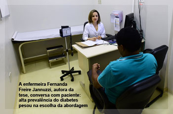 A enfermeira Fernanda Freire Jannuzzi, autora da tese, conversa com paciente: alta prevalência do diabetes pesou na escolha da abordagem
