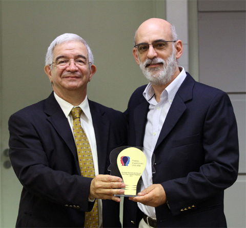 Fernando Costa, reitor da Unicamp, entrega prêmio para professor Paulo Sérgio Graziano Magalhães, da Feagri