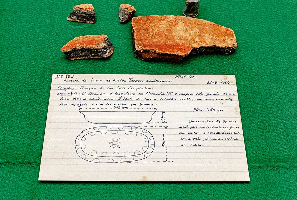 Artefatos indígenas encontrados na região de Campinas pelo húngaro Desidério Aytai; em primeiro plano, ficha com anotações feitas pelo engenheiro